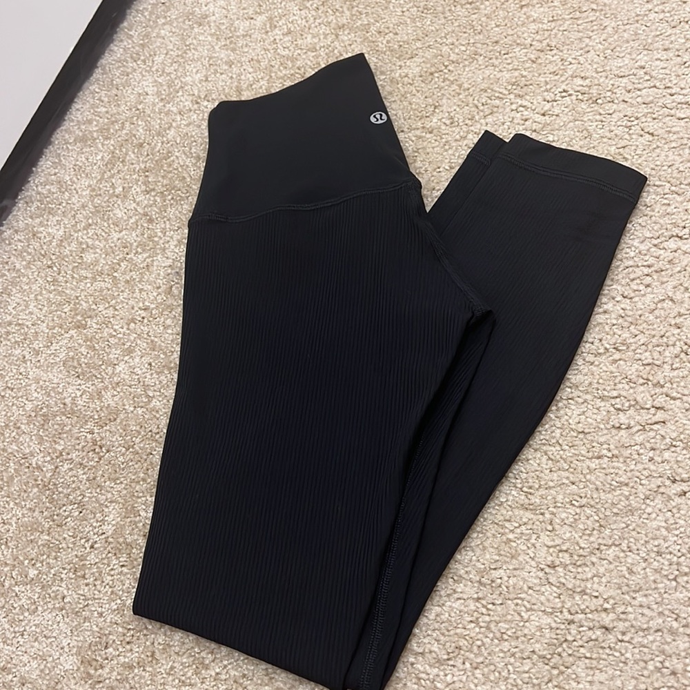Lululemon Align Ribbed High-Rise Legging. Size 4. Length 25 inch. NEVER WORN!!